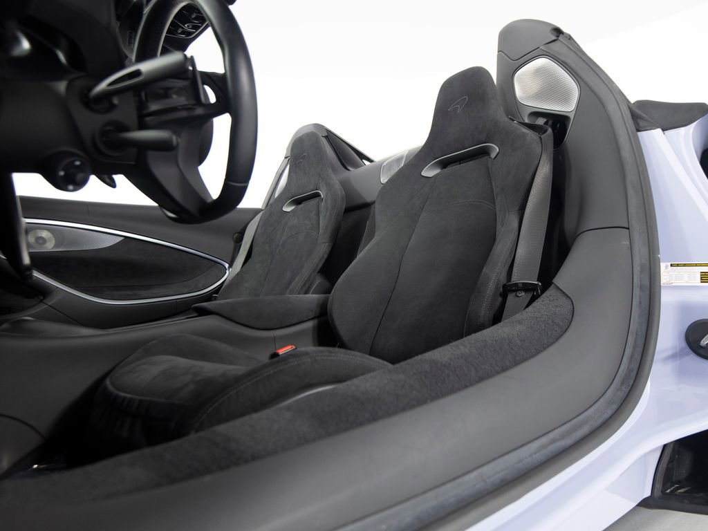 Used 2025 McLaren Artura Spider image 35