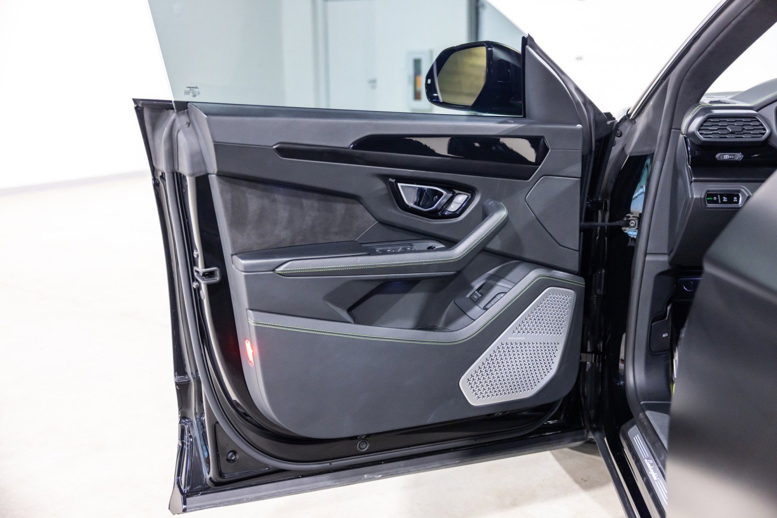Used 2022 Lamborghini Urus AWD/4WD image 28