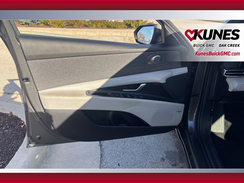 Used 2025 Hyundai Elantra Limited image 8