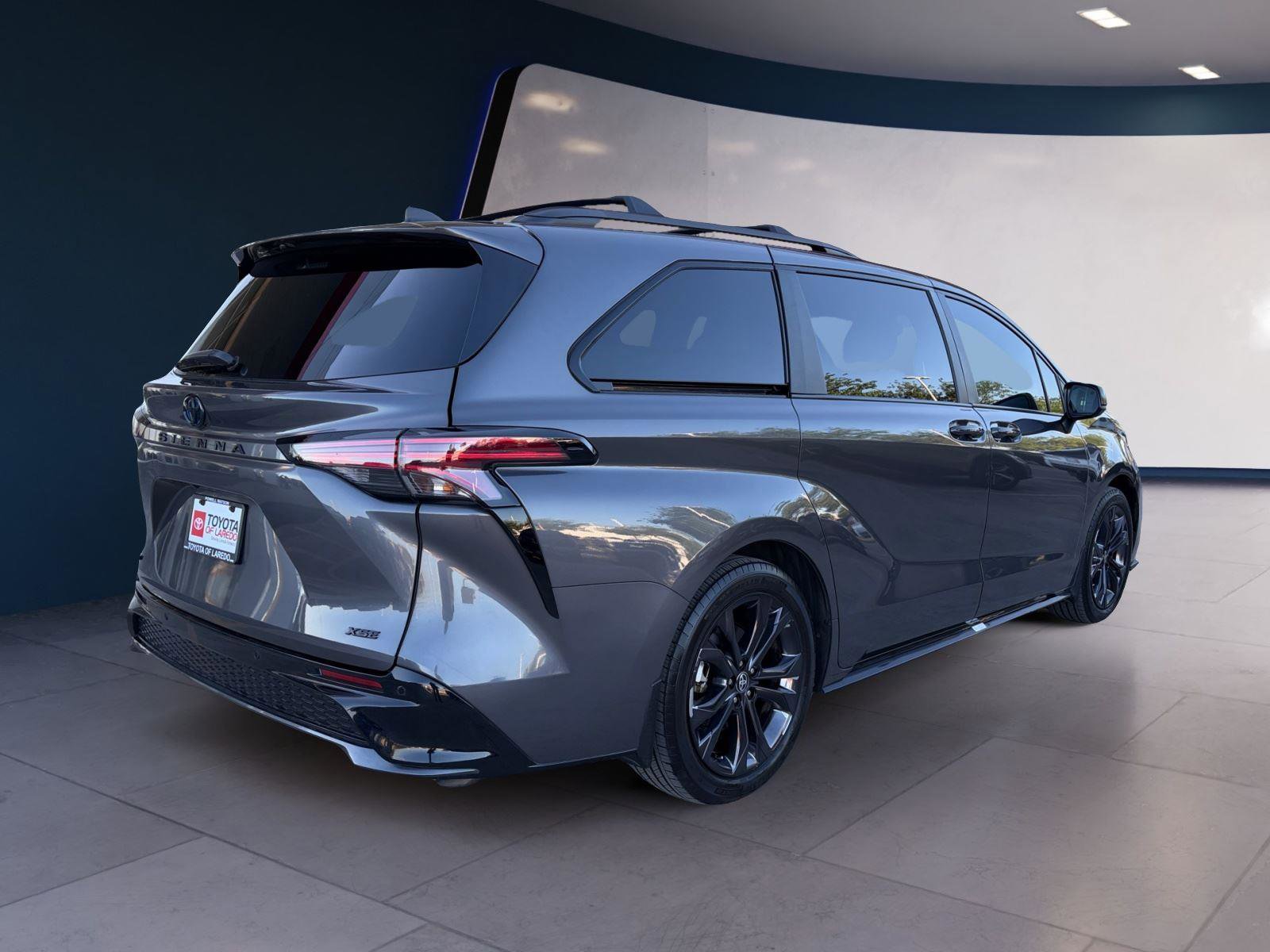 Used 2025 Toyota Sienna XSE w/ XSE Plus Package image 5