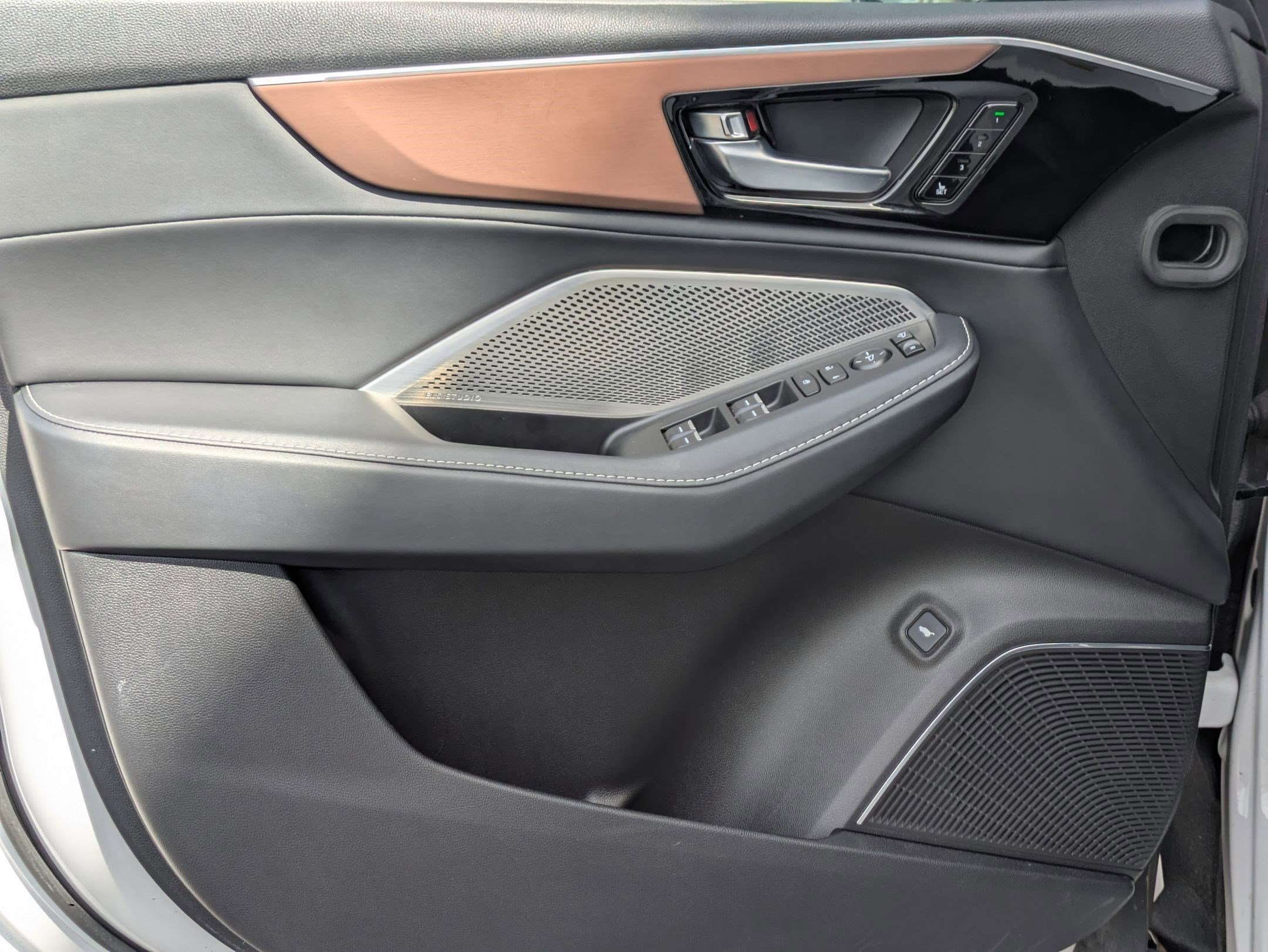 Used 2022 Acura MDX SH-AWD w/ Technology Package image 9