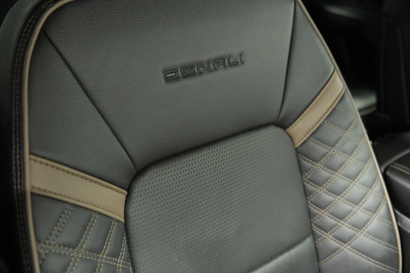 Used 2025 GMC Canyon Denali image 16