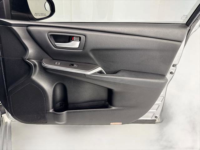 Used 2016 Toyota Camry SE FWD image 23