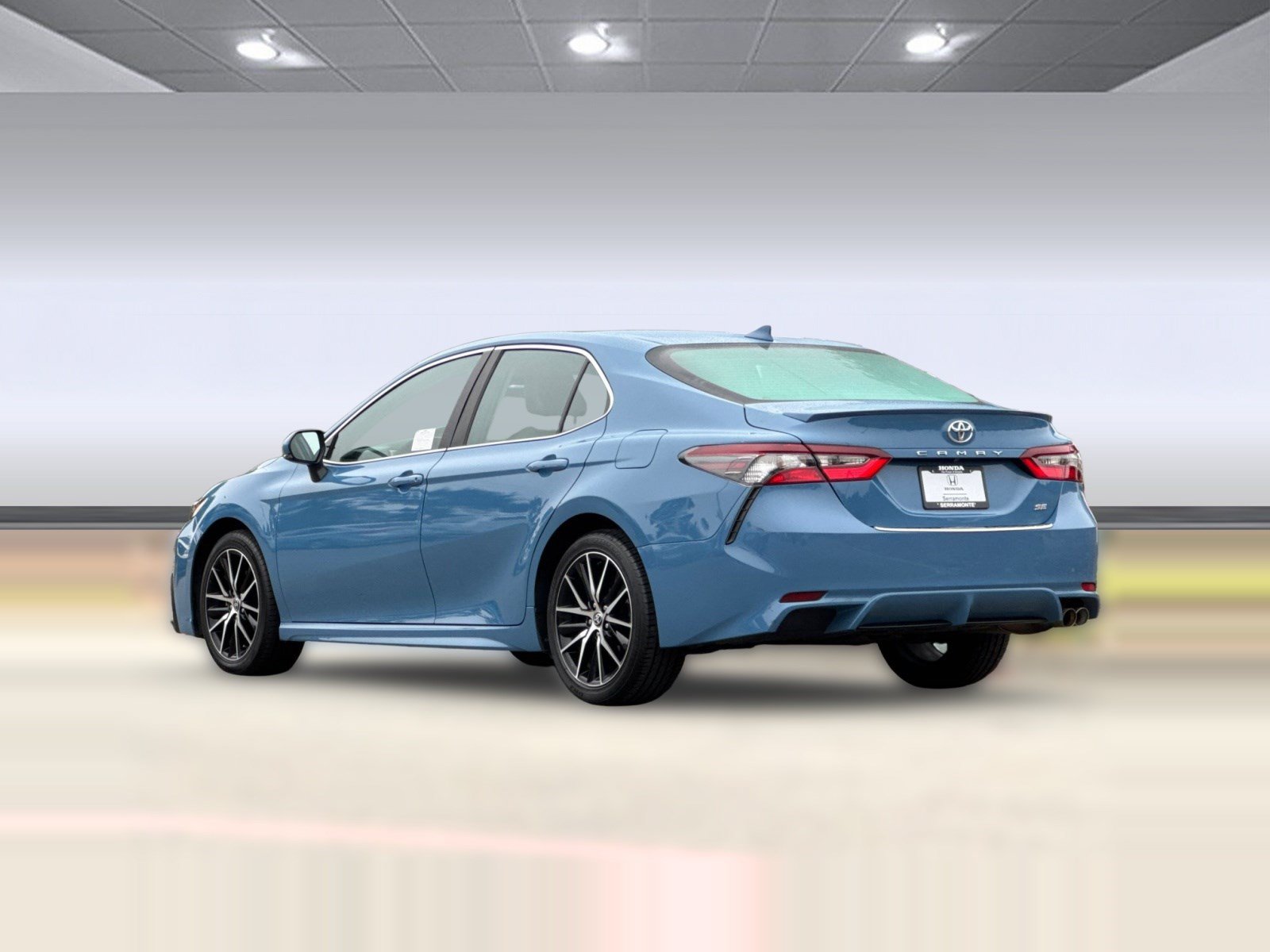 Used 2024 Toyota Camry SE FWD image 3