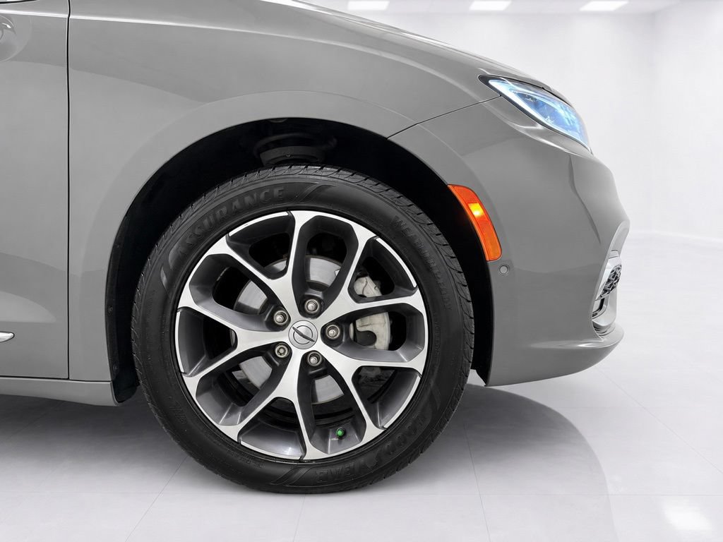 Used 2021 Chrysler Pacifica Limited w/ Uconnect Theater Family Group AWD/4WD image 8