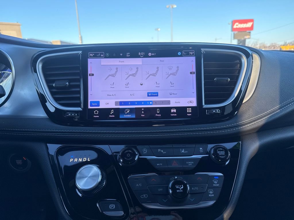 Used 2025 Chrysler Pacifica Limited image 24