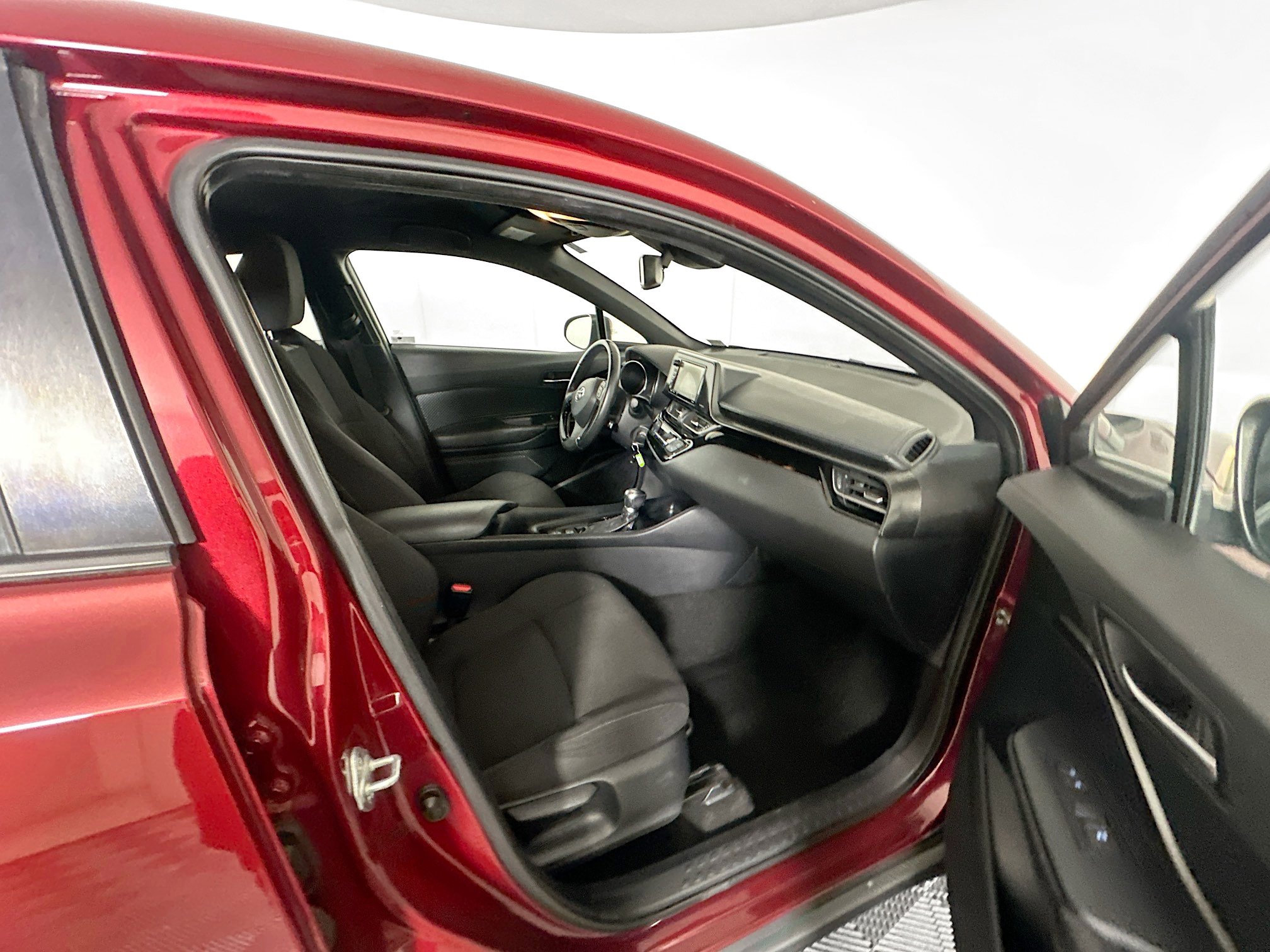 Used 2018 Toyota C-HR XLE FWD image 29