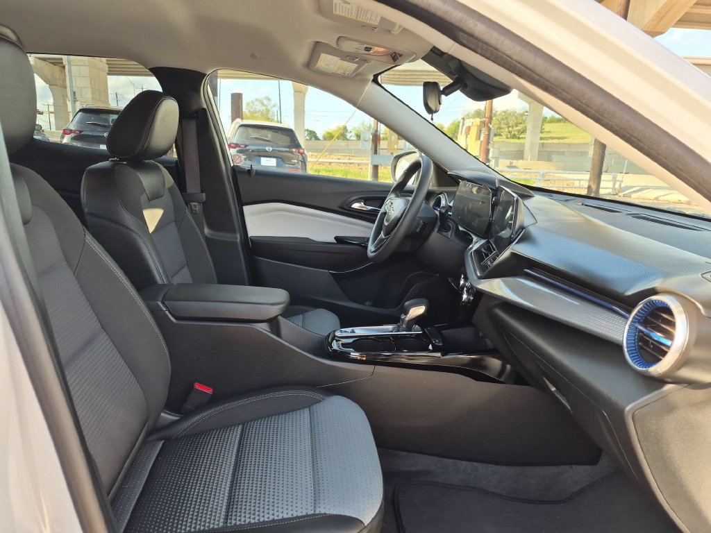 Used 2026 Chevrolet Trax LT FWD image 31