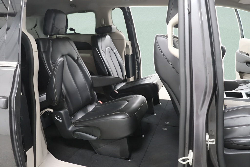 Used 2023 Chrysler Pacifica Touring-L FWD image 26
