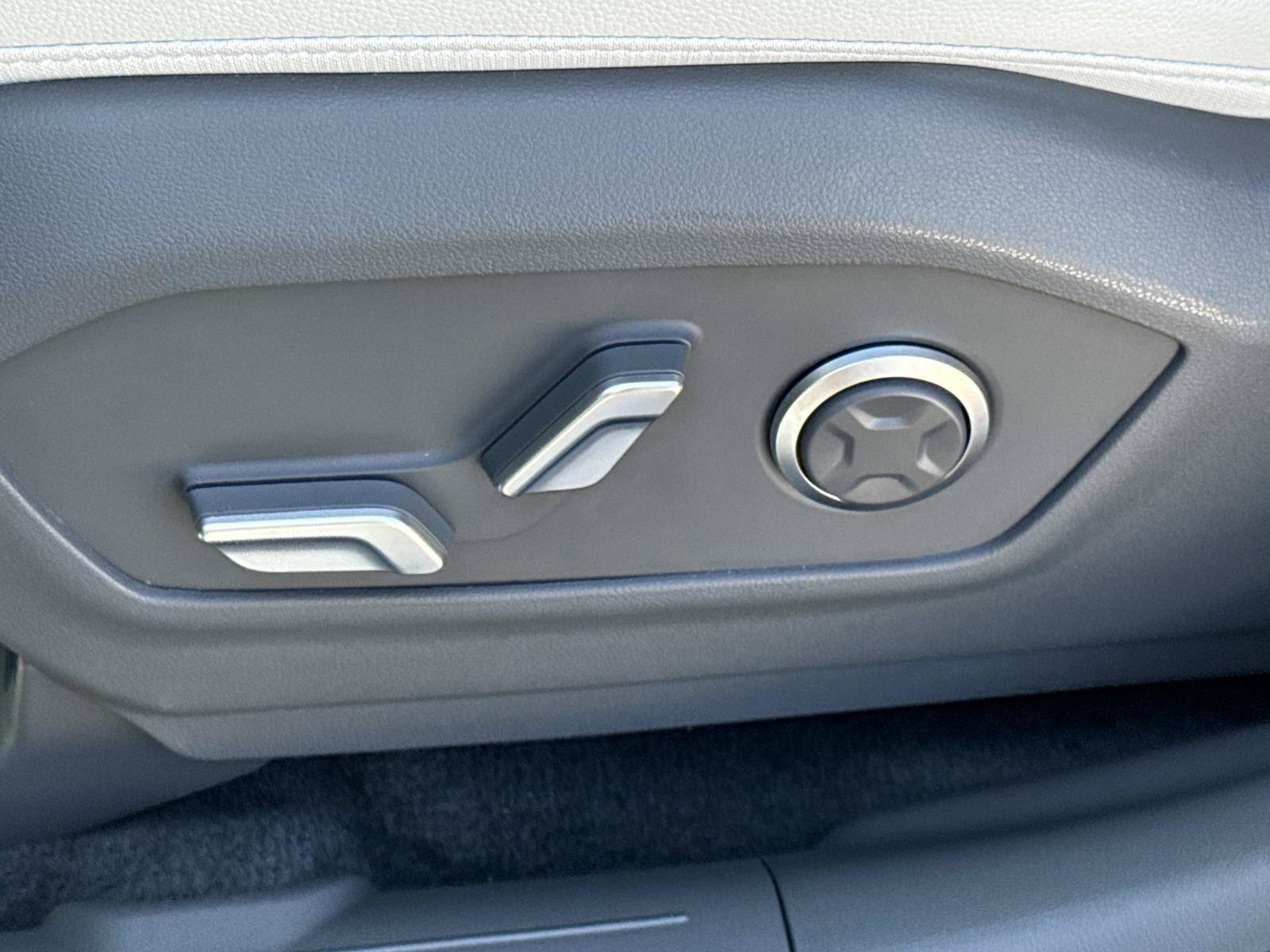 Certified 2025 Hyundai Santa Fe Limited AWD/4WD image 17
