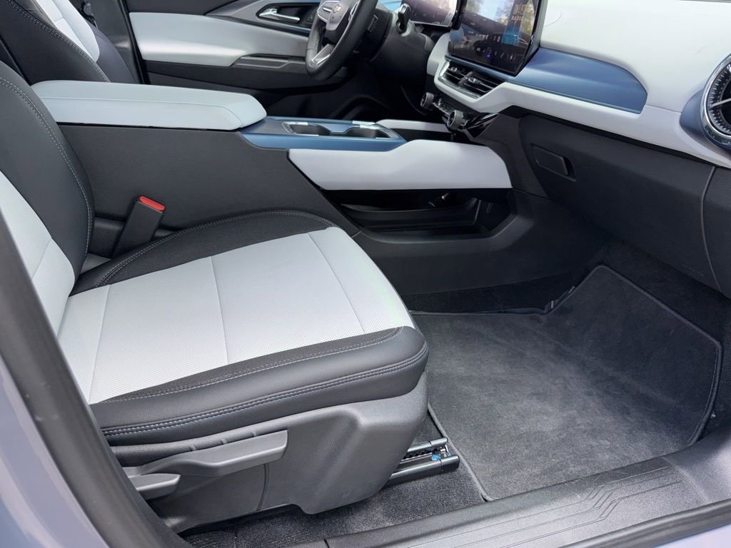 Used 2025 Chevrolet Equinox EV LT FWD image 23