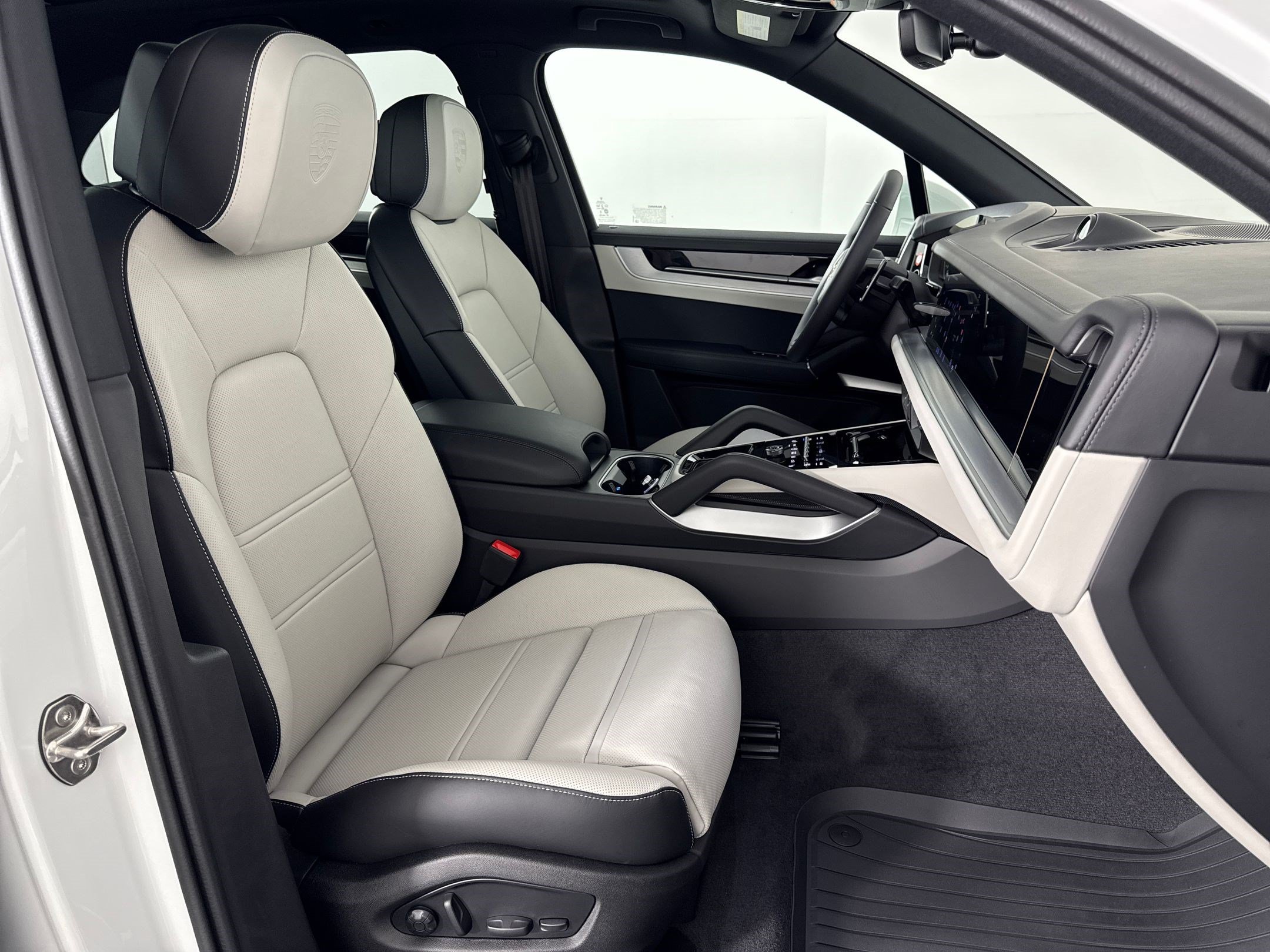 Certified 2026 Porsche Cayenne Coupe AWD/4WD image 28