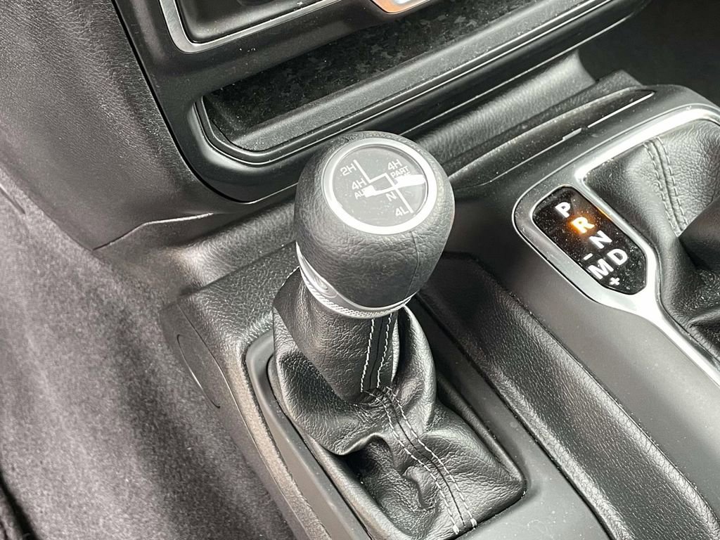 Used 2025 Jeep Wrangler Unlimited Sahara w/ Safety Group image 29