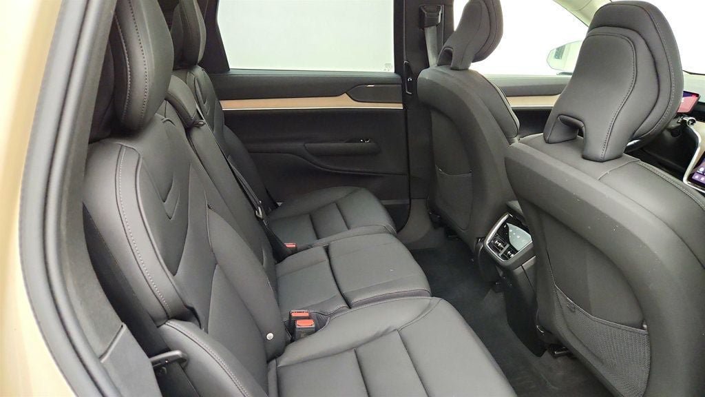 Used 2025 Volvo EX90 Ultra AWD/4WD image 19