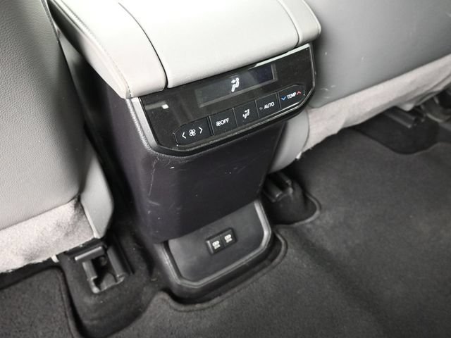 Used 2021 Toyota Highlander XLE FWD image 24