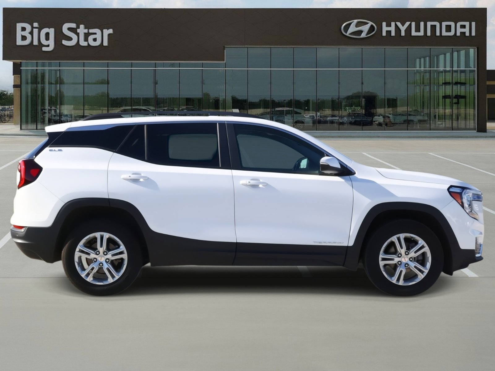 Used 2023 GMC Terrain SLE w/ Driver Convenience Package image 5