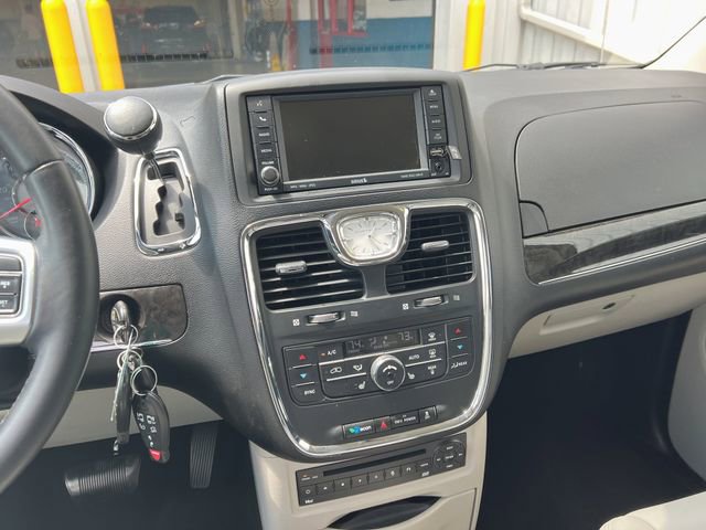 Used 2011 Chrysler Town & Country Touring-L w/ Entertainment Group #2 FWD image 27