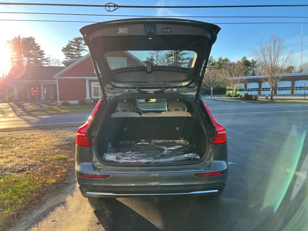 New 2026 Volvo V60 B5 Cross Country Ultra w/ Protection Package Premier AWD/4WD image 28
