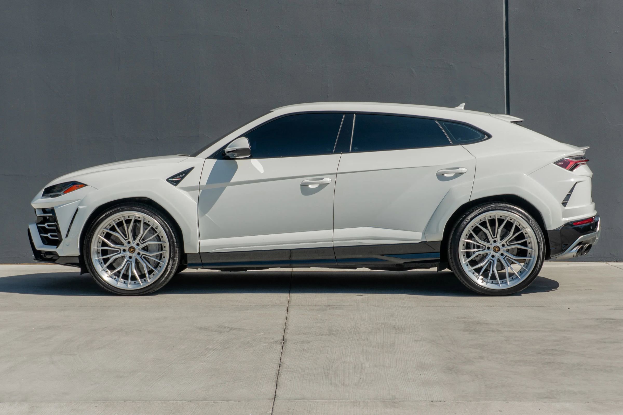 Used 2019 Lamborghini Urus AWD/4WD image 2