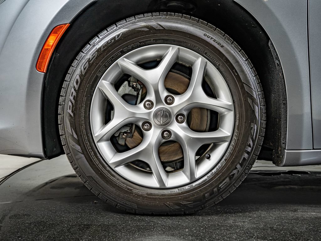 Used 2018 Chrysler Pacifica Touring-L Plus w/ Tire & Wheel Group FWD image 10