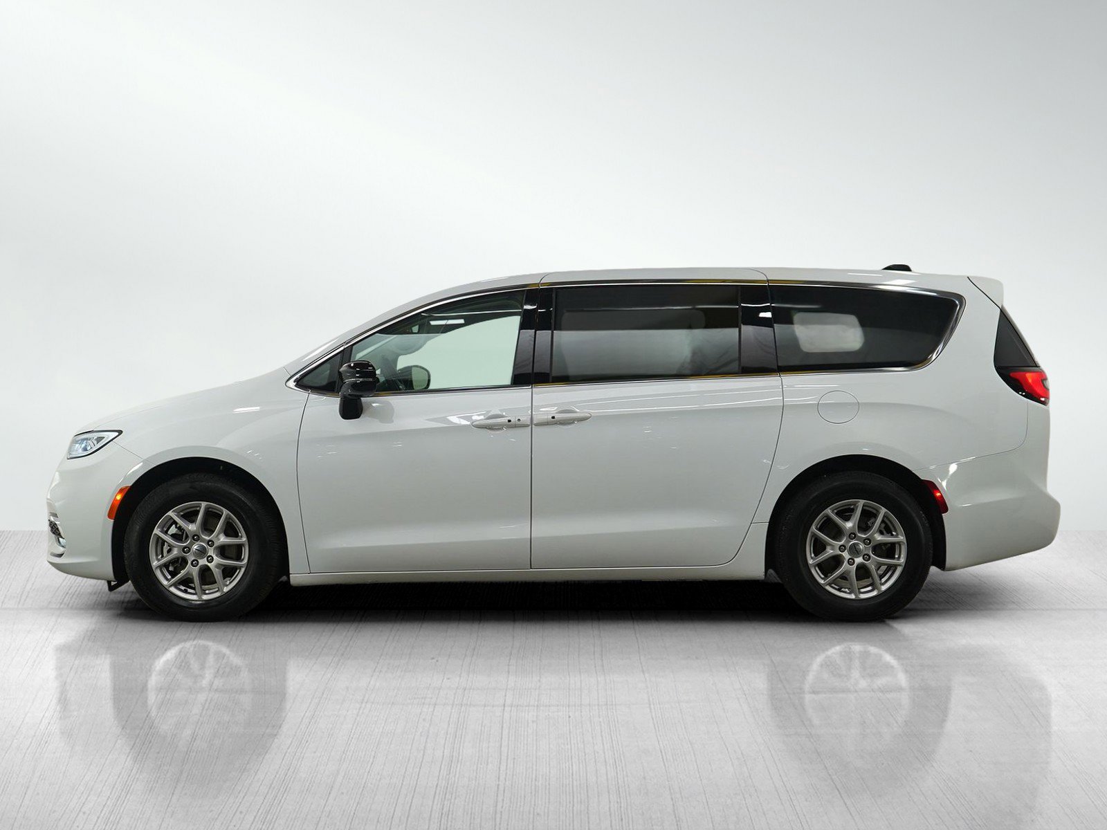 Used 2024 Chrysler Pacifica Touring-L image 2