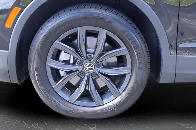 Certified 2024 Volkswagen Tiguan SE FWD image 11