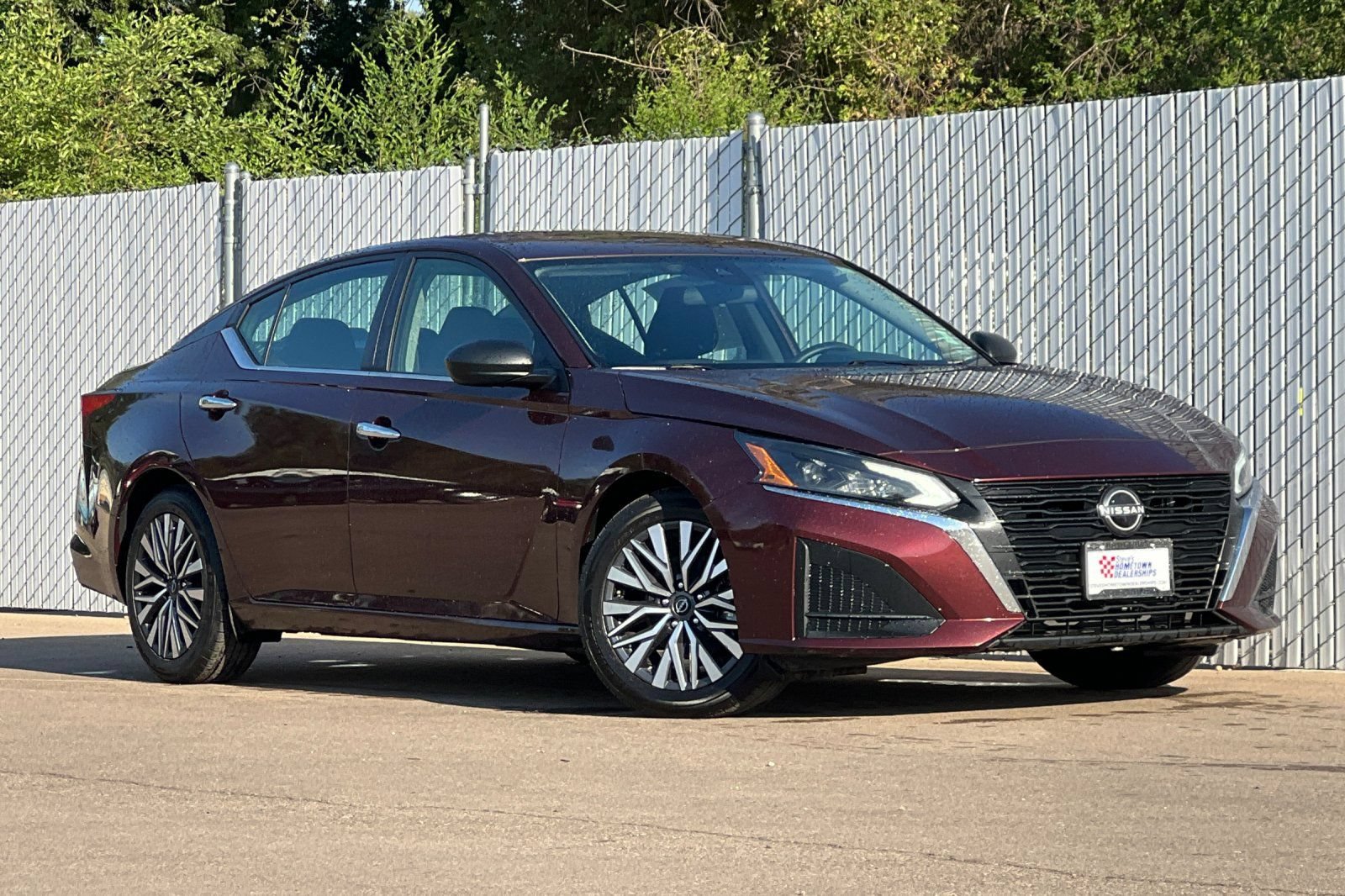 Used 2024 Nissan Altima 2.5 SV FWD image 2