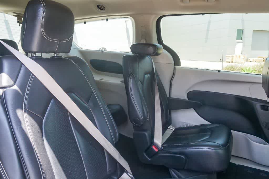 Used 2022 Chrysler Pacifica Touring-L FWD image 15