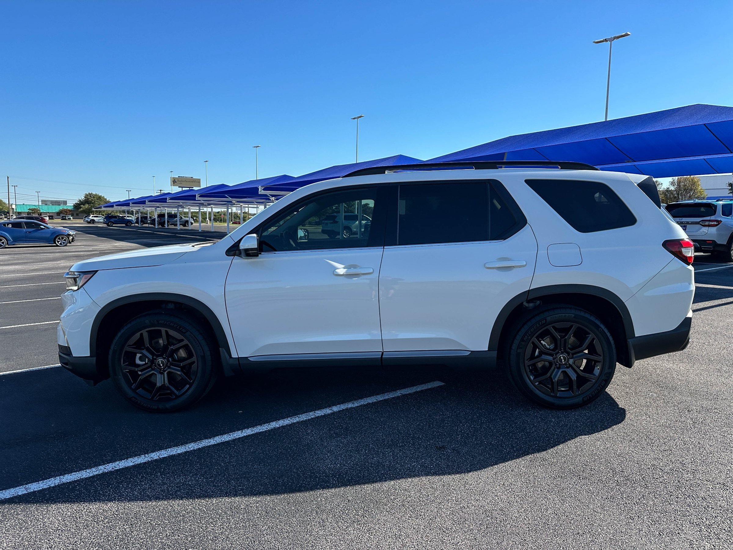 Used 2025 Honda Pilot Touring image 9