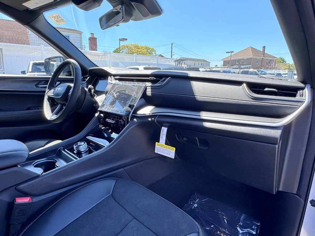 New 2025 Jeep Grand Cherokee Altitude AWD/4WD image 18