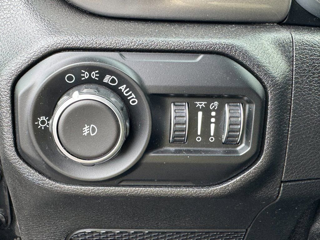 Used 2020 Jeep Wrangler Unlimited Sahara image 40