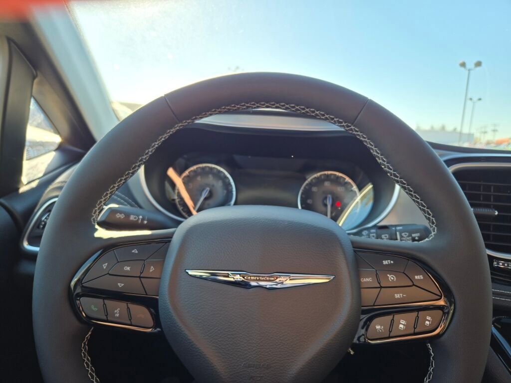 New 2026 Chrysler Pacifica Limited w/ S Appearance Package image 32