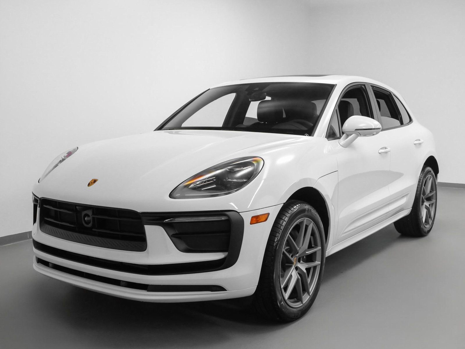 Certified 2025 Porsche Macan image 6