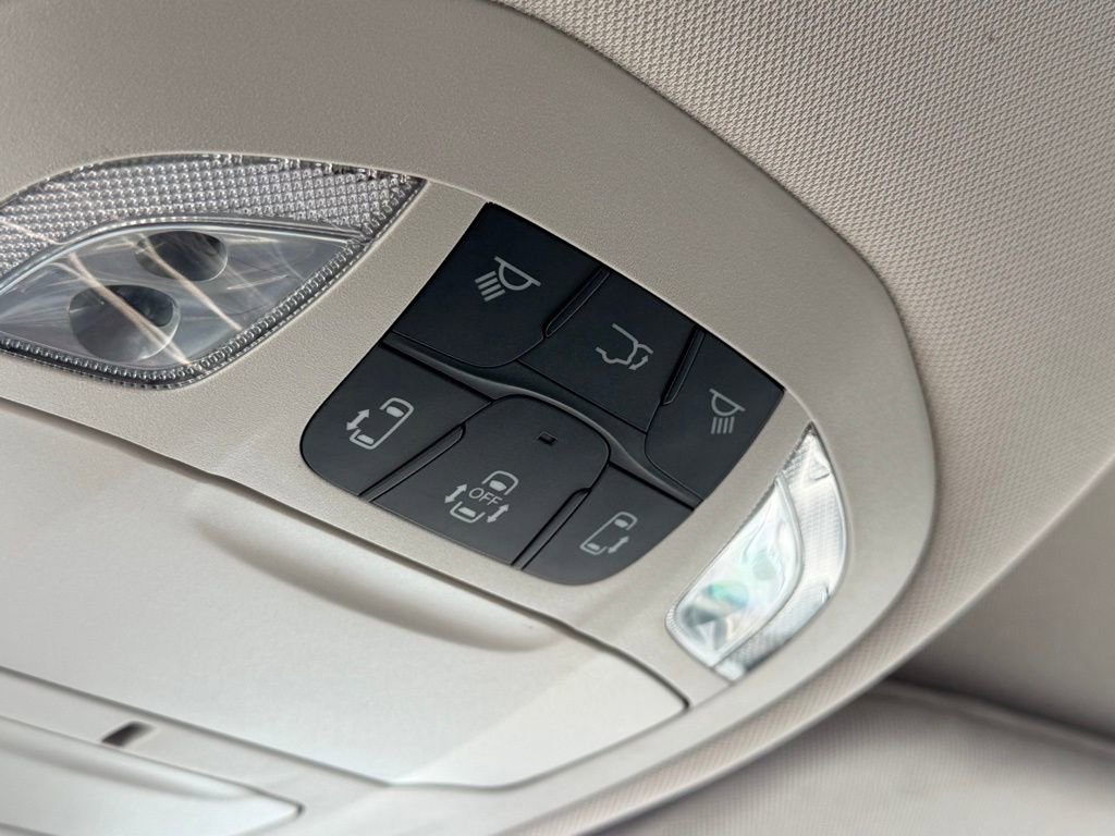 Used 2023 Chrysler Pacifica Touring-L image 37