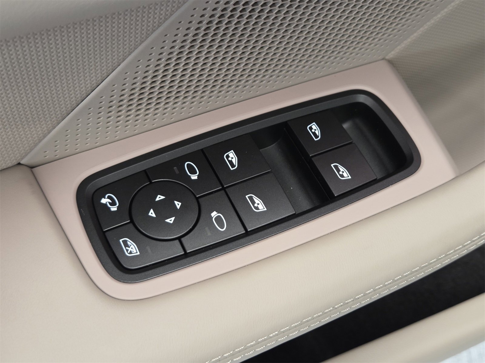 New 2026 Porsche Taycan image 14