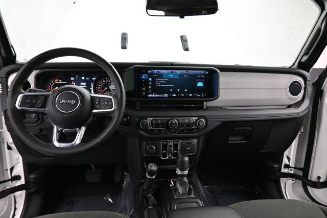 Used 2025 Jeep Wrangler Unlimited Sahara AWD/4WD image 18