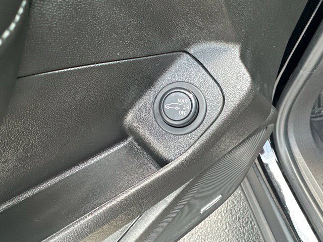 Used 2023 GMC Terrain SLT w/ Infotainment Package II AWD/4WD image 11
