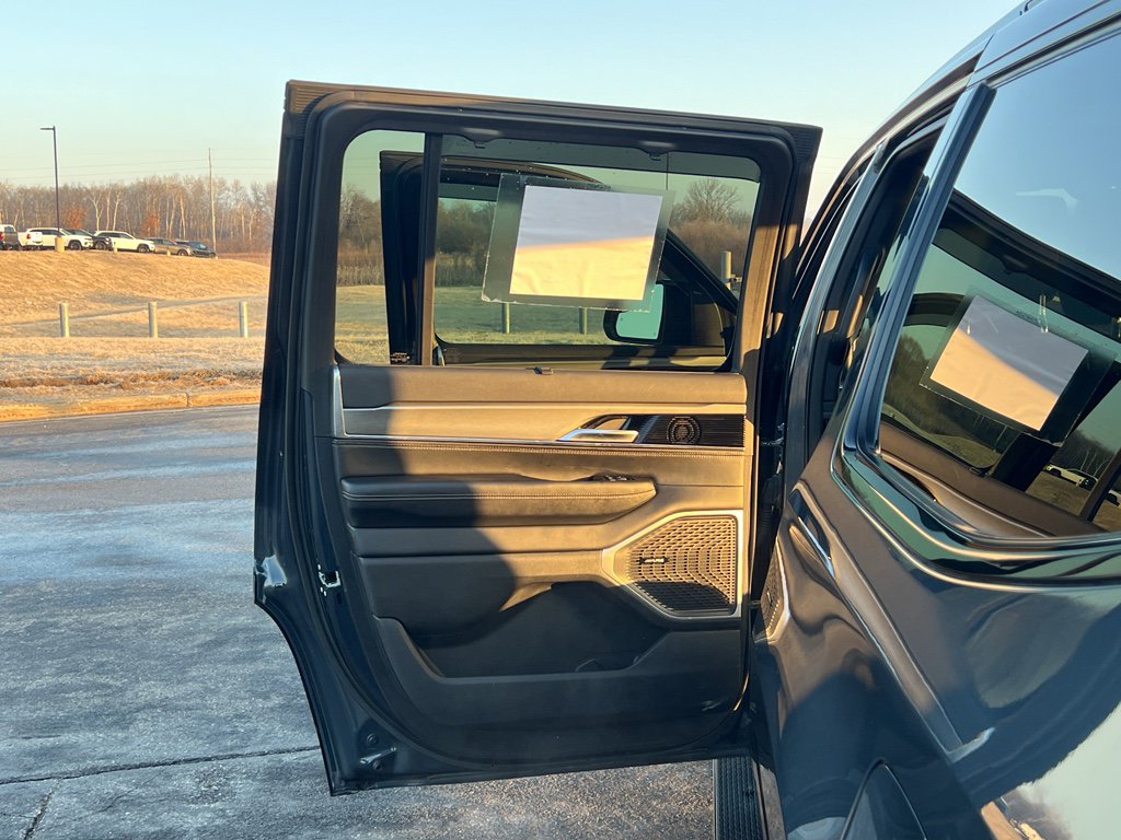 Used 2023 Jeep Wagoneer Series II w/ Convenience Group I image 39