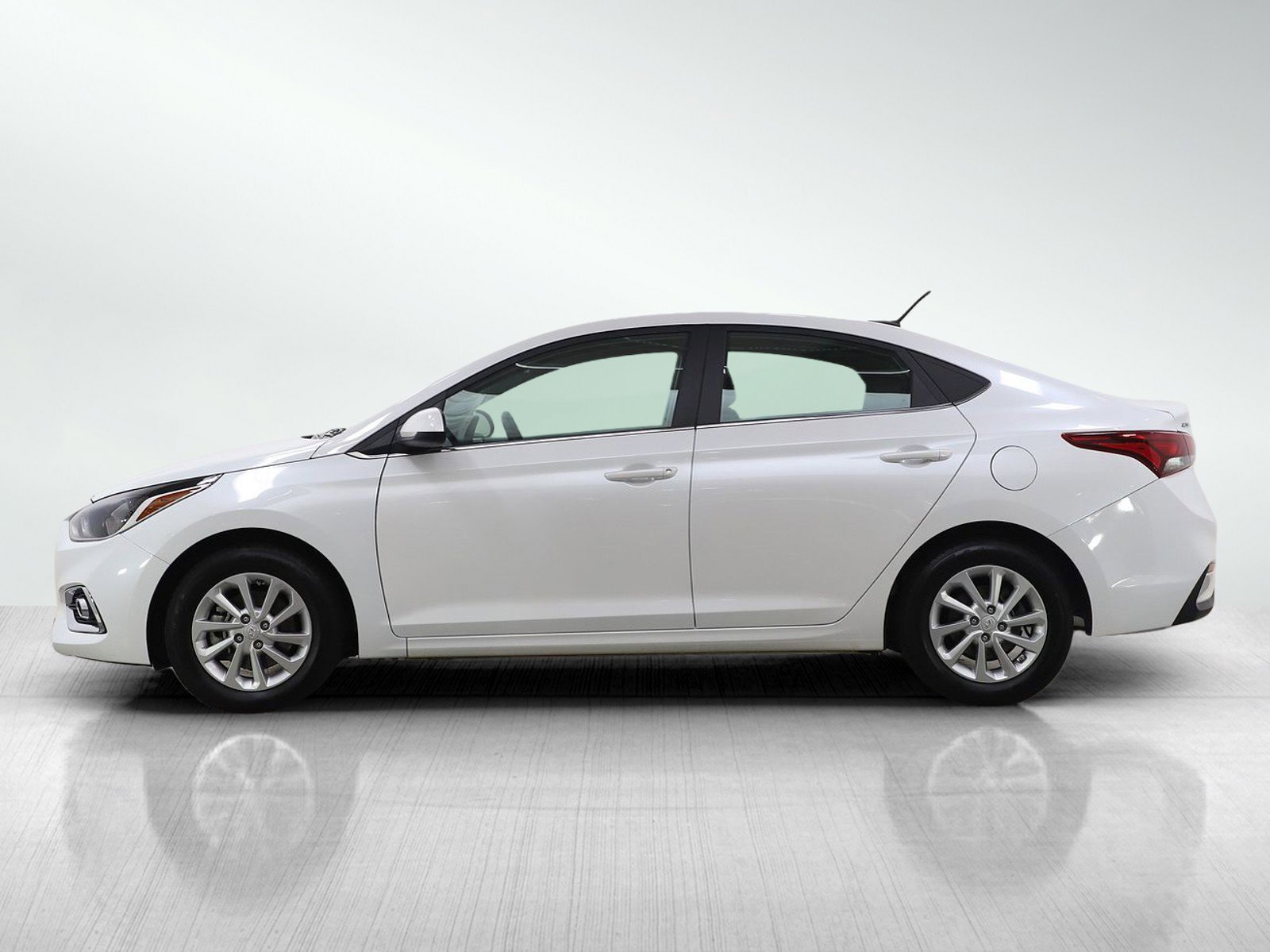 Used 2022 Hyundai Accent SEL image 2