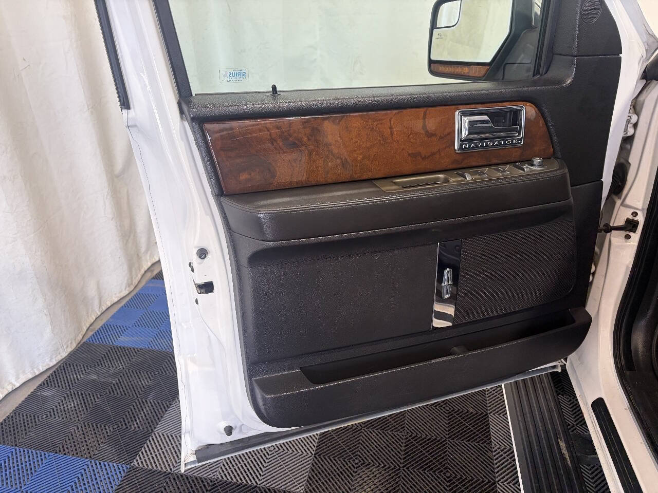 Used 2014 Lincoln Navigator L 4WD image 8