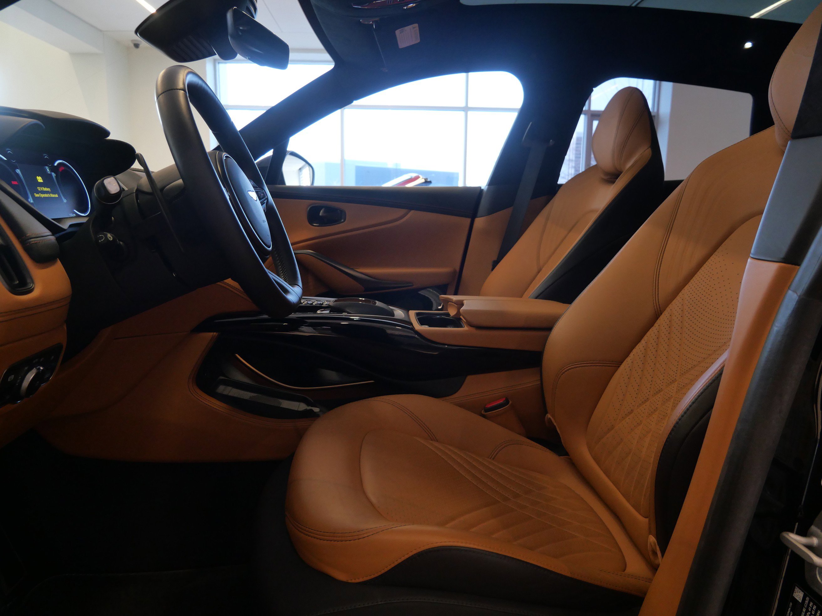 Used 2023 Aston Martin DBX image 11