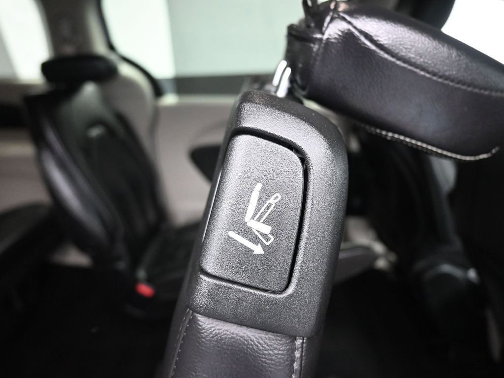 Used 2022 Chrysler Pacifica Touring-L image 52