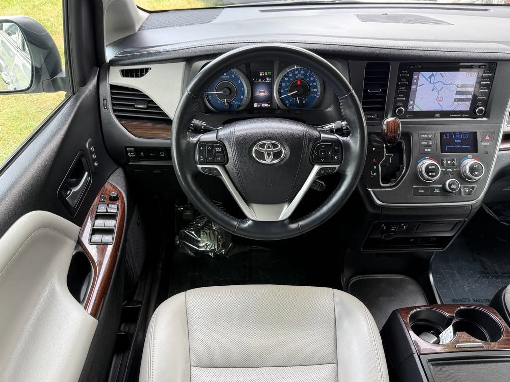 Used 2018 Toyota Sienna Limited Premium FWD image 32