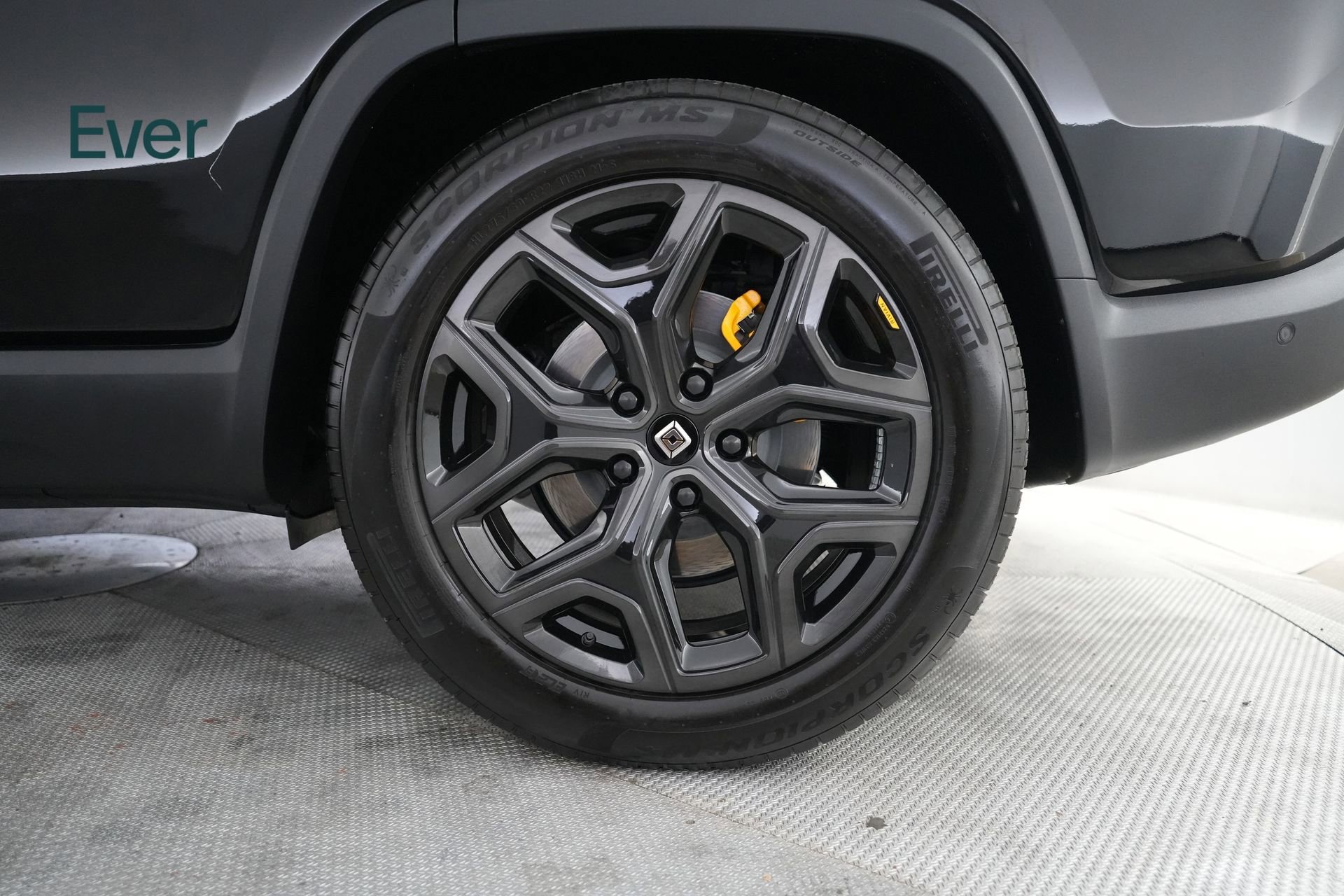 Used 2025 Rivian R1S Premium AWD/4WD image 9