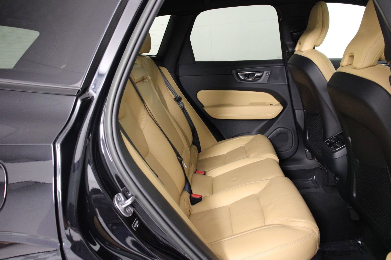 Certified 2023 Volvo XC60 B5 Ultimate w/ Climate Package image 30