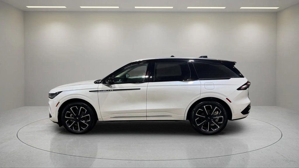 Certified 2024 Lincoln Nautilus Reserve image 18