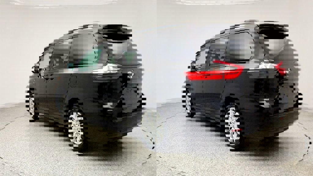 Used 2017 Toyota Sienna LE image 7