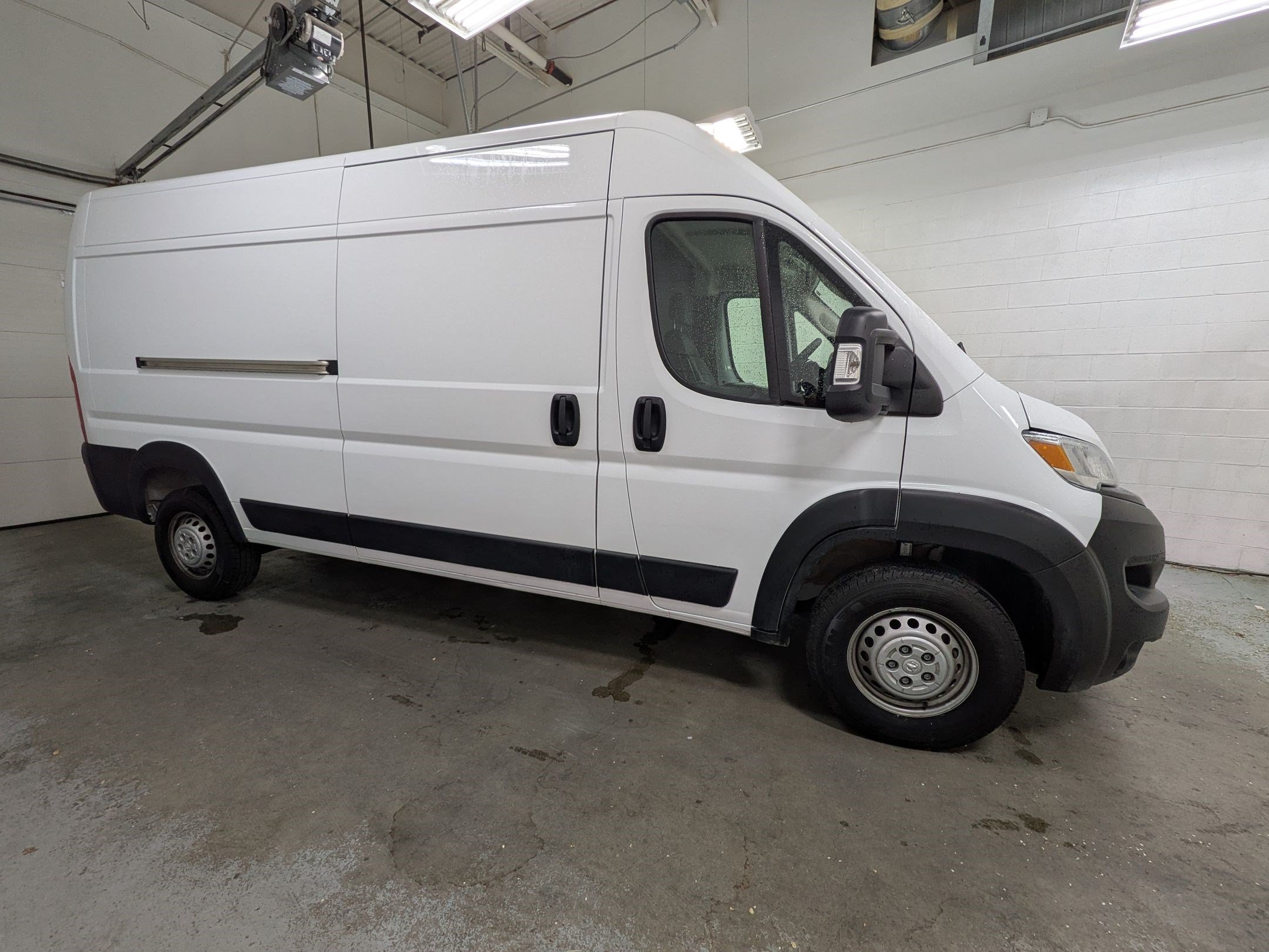 Used 2025 RAM ProMaster 2500 w/ Convenience Group FWD image 3