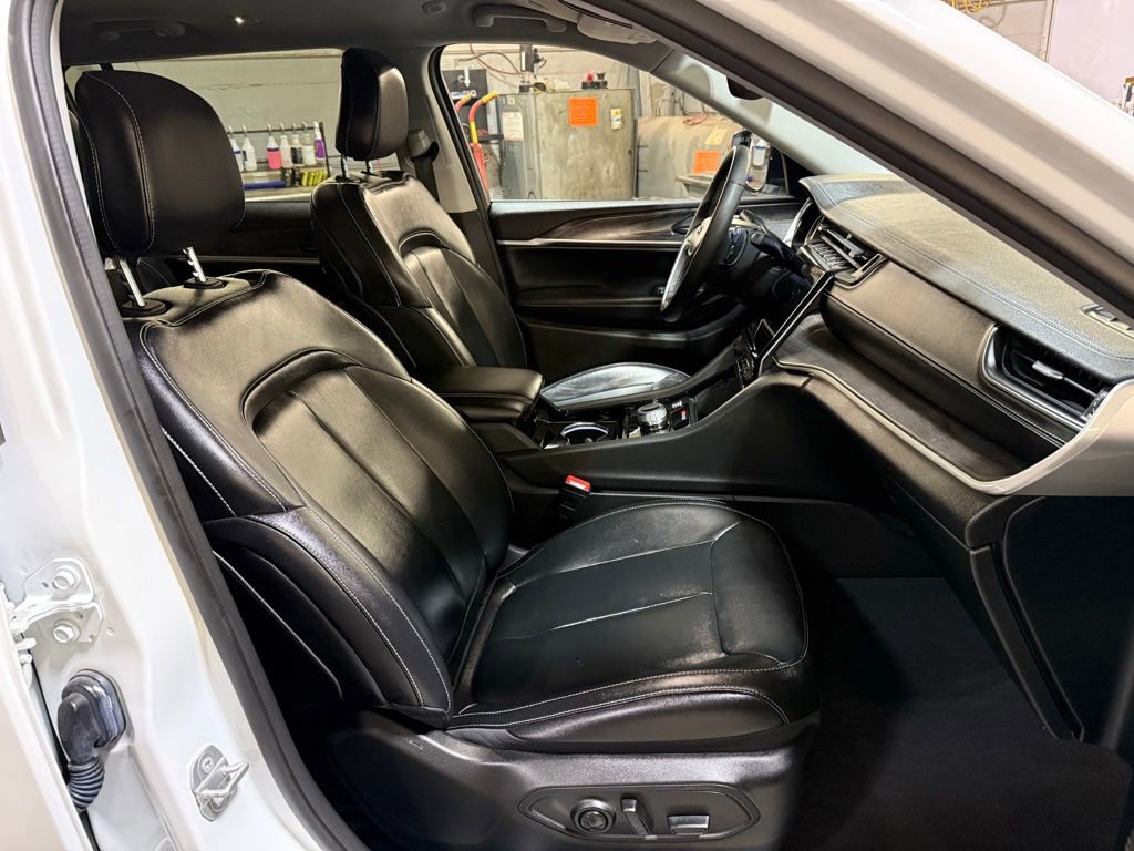 Certified 2023 Jeep Grand Cherokee L Limited w/ Black Appearance Package AWD/4WD image 21
