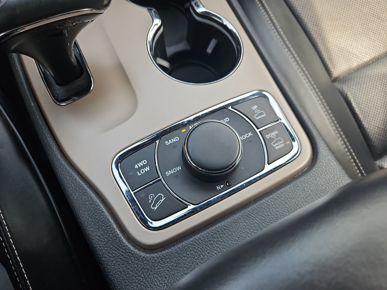 Used 2014 Jeep Grand Cherokee Overland AWD/4WD image 27